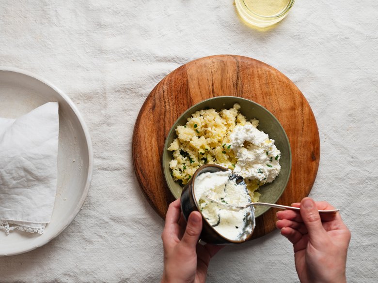 Combine the finely cut chives, quark and grey cheese with the mashed potato and mix well. Add water if the mixture is too set. Season with salt.