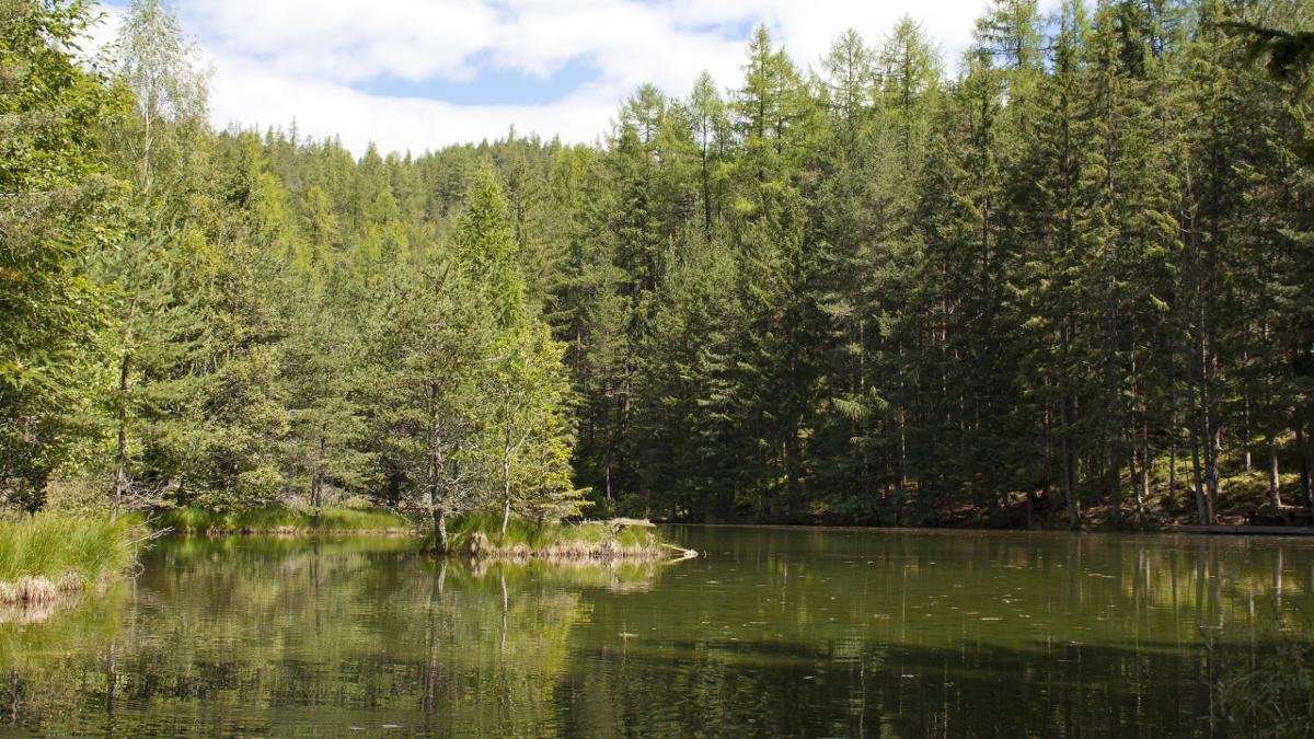 In the middle of the shimmering Lake Winkelbergsee lie three small islands., © Ötztal Tourismus