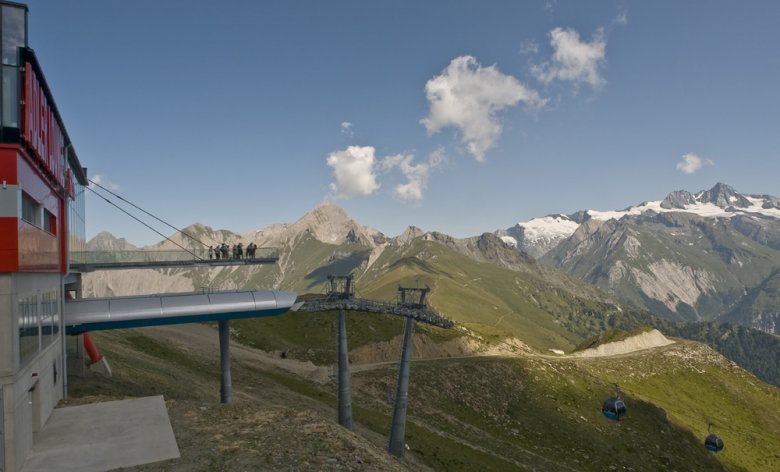 Capture panoramic views from Adler Lounge in East Tirol, Photography: schultz-ski.at