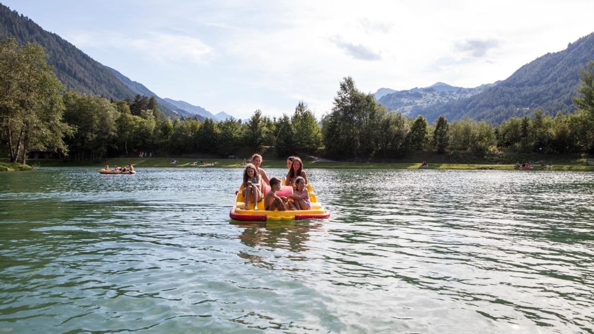 Slides, sunbathing areas, indoor pools with wave machines, bubbling whirlpools and steaming saunas – the region has plenty to offer visitors looking to swim and relax. In summer the swimming lake in Ried is popular, while during the winter months there is the adventure pool in Prutz and the indoor pool in Feichten., © Tiroler Oberland/Daniel Zangerl