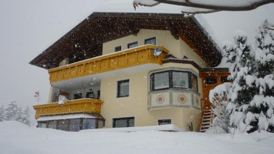 Unser Haus tief verschneit, © Haus Sonnenblume Lermoos