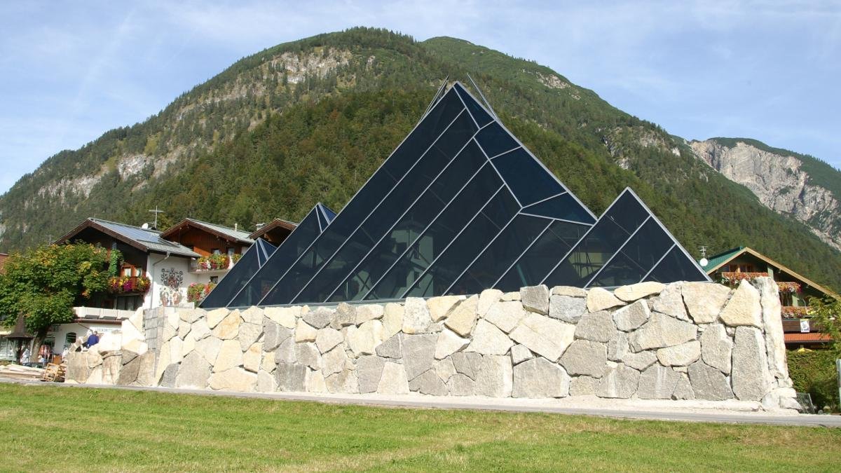 Tiroler Steinöl is a registered trademark. Despite its strong odour, the oil has been proved to have healing properties. The Vitalberg building in Pertisau is home to a display documenting the extraction and use of stone oil in Tirol., © Achensee Tourismus