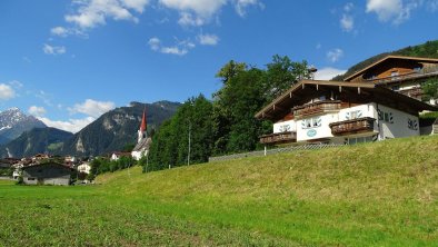 Appart-Tirol-Außenansicht-Haus-Kirche_NEU