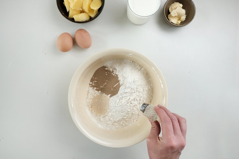 Mix the yeast, salt and sugar with the flour in a bowl.