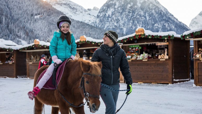 Pony-riding on the shores of Lake Achensee, © Tirol Werbung/Michael Grössinger