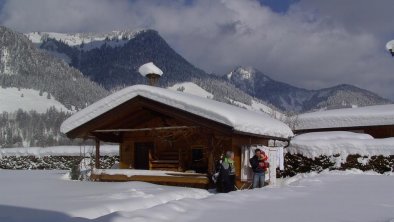 Haus Alpina verschneiter Garten