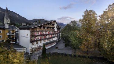 Hotel Goldener Greif Aussenansicht Herbst, © Harisch Hotels
