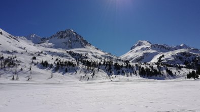 Obersee Stallersattel im Winter mit Langlaufloipe