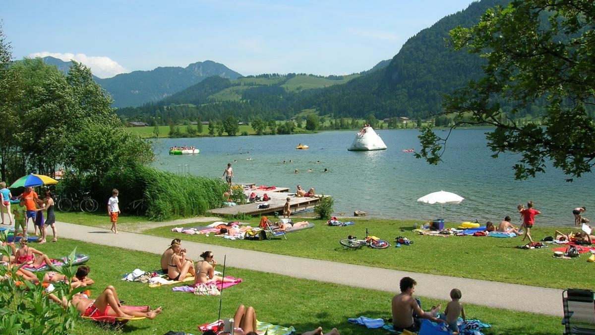 Visitors to Walchsee can choose to explore the lake in a pedalo, take the plunge themselves or even have a go at waterskiing., © Kaiserwinkl