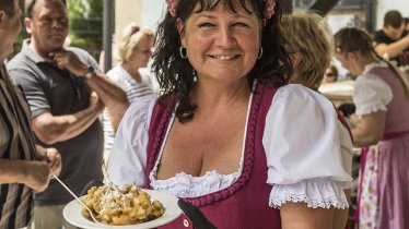 Celebrating an icon of Austrian cuisine and an absolute must-eat food of Tirol: The Ellmau Kaiserschmarren Fest, © von Felbert / Reiter