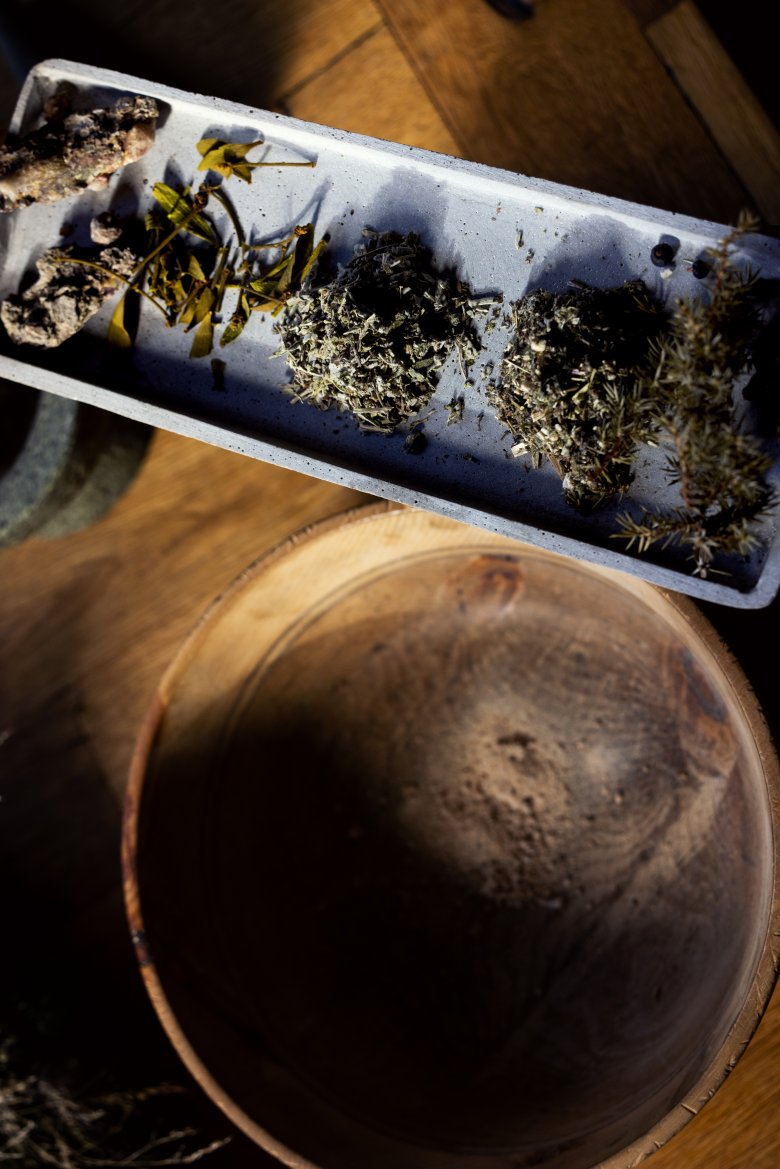 The ingredients for the incense mixture (from left to right): spruce resin, mistletoe, sage, mugwort and juniper. The resin must be pulverised with a pestle and mortar before mixing.