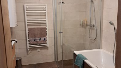 Badezimmer mit Badewanne und Dusche