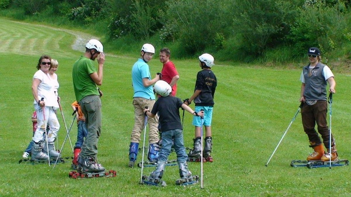 Skiing and snowboarding in summer? It may sound strange, but hitting the slopes in the warm months of the year can be great fun. The Aktivzentrum Zillertal adventure centre offers special taster days for visitors wishing to have a go at grass skiing and mountainboarding., © Geachberg Franz