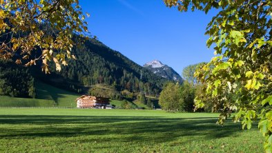 Blick zum Hotel Bergland vom See aus, © Hotel Bergland