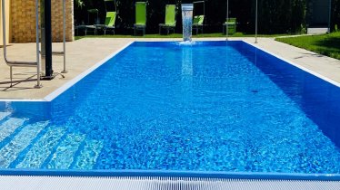 Hotel Charlotte swimming pool 1