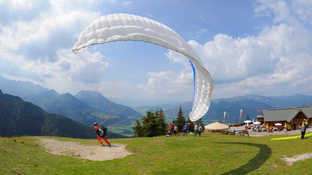 Experience the unique feeling of swooping high above the mountains and lakes of the Alps. Kössen is popular with paragliders in summer and has its own flying school where novices can enjoy tandem flights in the company of an experienced guide., © Tirol Werbung/Josef Mallaun
