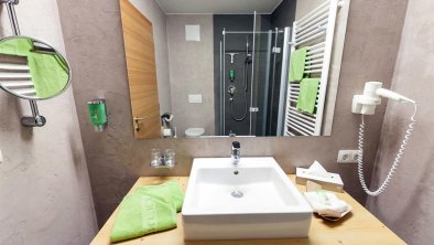 Bathroom with all comforts, © Natürlich. Hotel mit Charakter in Fiss, Tirol