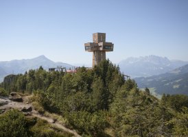 The huge Jakobskreuz cross at the Buchensteinwand, © Tirol Werbung / Jens Schwarz