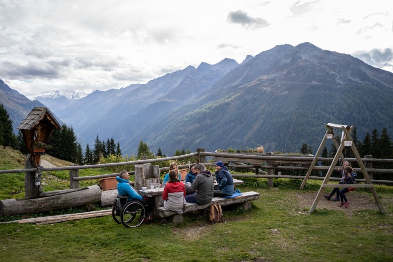 Wheelchair-friendly holidays in the Kaunertal Valley - a snack at the Falkaunsalm, © Tirol Werbung - Peter Neusser