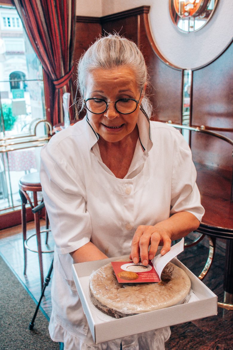 Melitta Glanzl with a famous &quot;Lienzer Lebzelt&quot;.