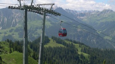 Cable car leading onto the Füssener Jöchle mountain above Grän, © Sonnenbergbahnen Grän/Michael Schretter