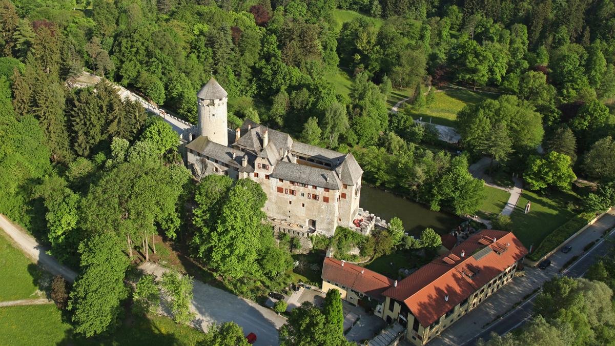 This four-hour hike starting in Brixlegg takes in four castles and fortresses, including the mighty Matzen Castle with its beautiful English gardens., © Alpbach Tourismus / Simon Oberleiter