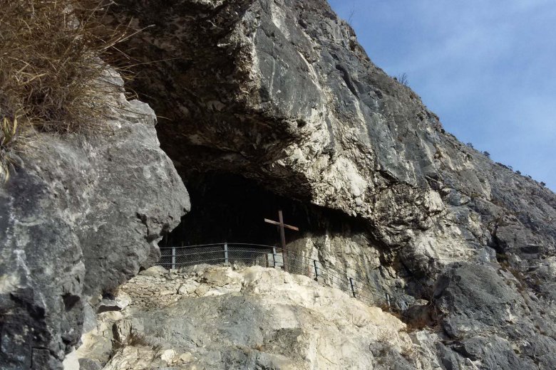 Today, the cavern can easily be reached (and left) by a path: the Kaiser-Max-Grotto in Zirl. Photo: www.almenrausch.at