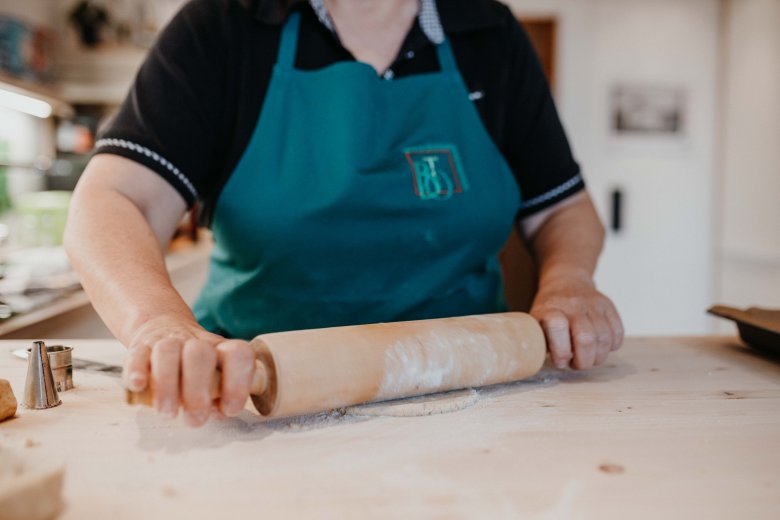 Knead the dough and leave to rest for a few minutes at room temperature. Shape the dough into a large ball, spread a little flour onto a board and onto the rolling pin, then cut off a piece of the dough and roll it out to a thickness of around 0.5cm. If the dough sticks to the pin, use a spatula to carefully remove it.