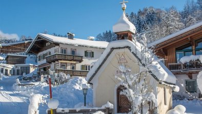 Winter Hausansicht mit Kapelle