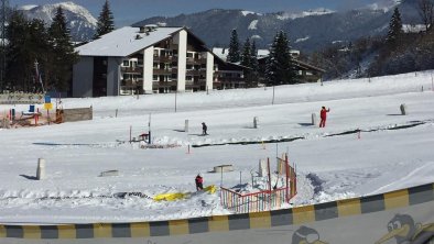 Am Lift, Blick von der Piste auf Appartementhaus, © Wallner