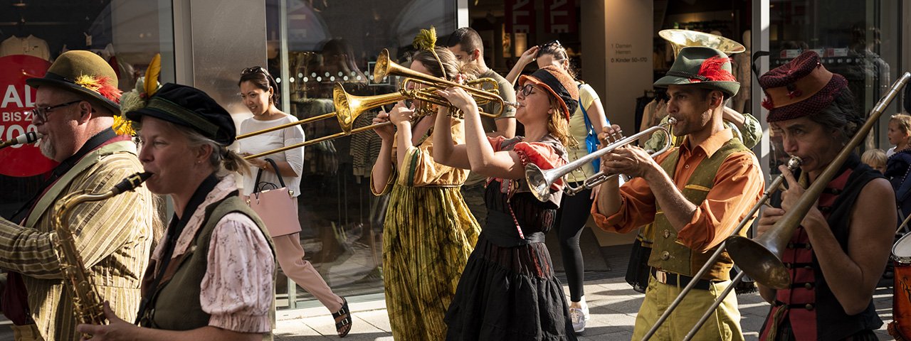 Ceremonial trumpeters will play in the lanes and alleys of Lienz at the Olala International Street Theater Festival, © Sebastian Höhn