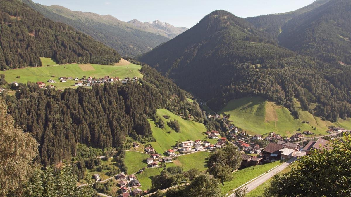 The Sellraintal Valley to the west of Innsbruck is home to picturesque villages popular with hikers keen to explore the many trails in the region such as the Sellraintaler Höhenweg at 2,000m altitude. The last village in the valley is Kühtai, Austria’s highest wintersports resort., © Innsbruck Tourismus/Roland Schwarz
