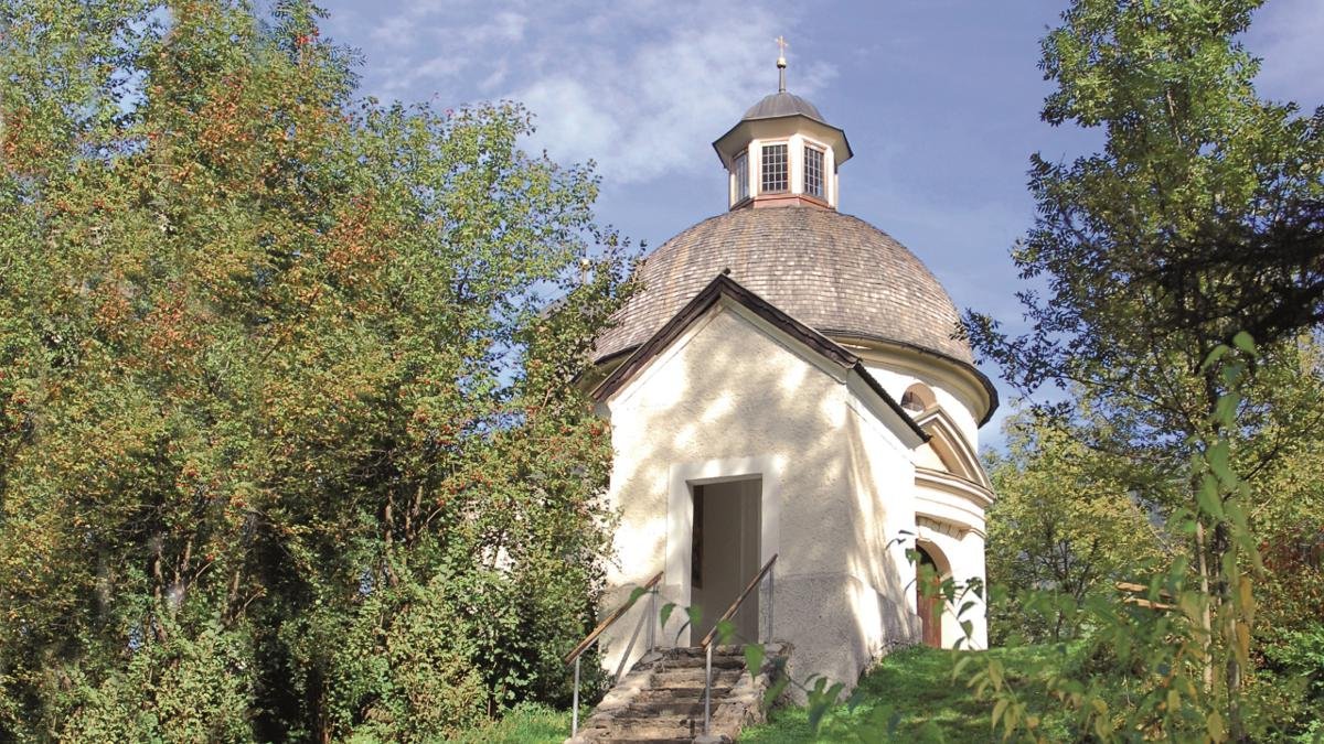 This chapel in the middle of the village takes its name from the typical Tirolean word “Schrofen”, which designates rocky, inaccessible terrain. It was built in the 1830s as a symbol of the successful counter-reformation and designed to be visible from far away., © Archiv Gemeinde Schwendau/www.cicero.at