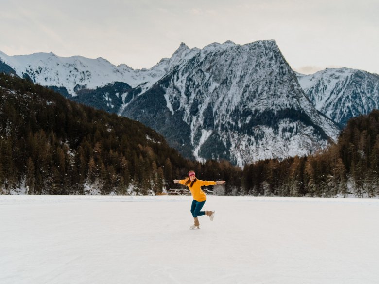 Ice skating on the frozen Piburger See lake.
, © Tirol Werbung / Ramon Haindl