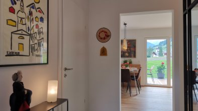 Eingang mit Blick in Küche und Wohnbereich samt Au