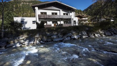 haus Carmen mit Bach Foto Lorenzi