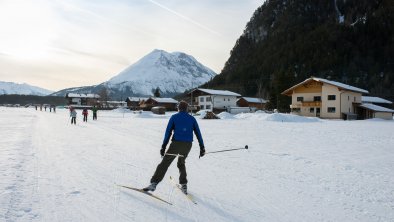 Loipe vor dem Haus mit Blick zur Hohen Munde