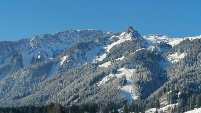 Blick auf die Talabfahrt der Bergwelt Hahenkamm