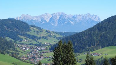 Blick auf Oberau Hintergrund Wilder Kaiser Wildsch