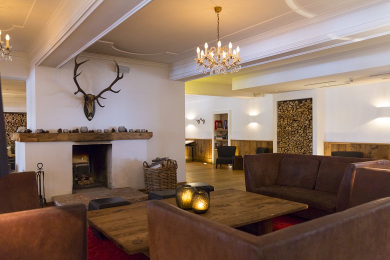 The stylish lounge at the Hotel Kitzhof fuses modern and traditional elements.