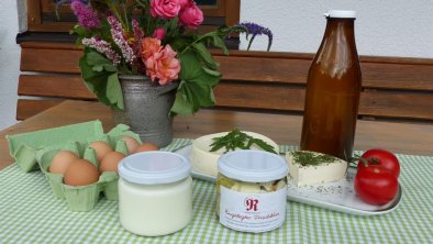 Selbstgemachtes: Eier, Joghurt, Milch, Käse