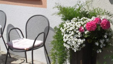 Blumendeko bei der Terrasse, © Haus Regenbogen