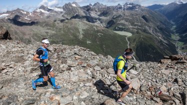Trail runners at Mittagskogelscharte Notch high above Pitztal Valley, © Robert Kampczyk/trailstripsrelax.de