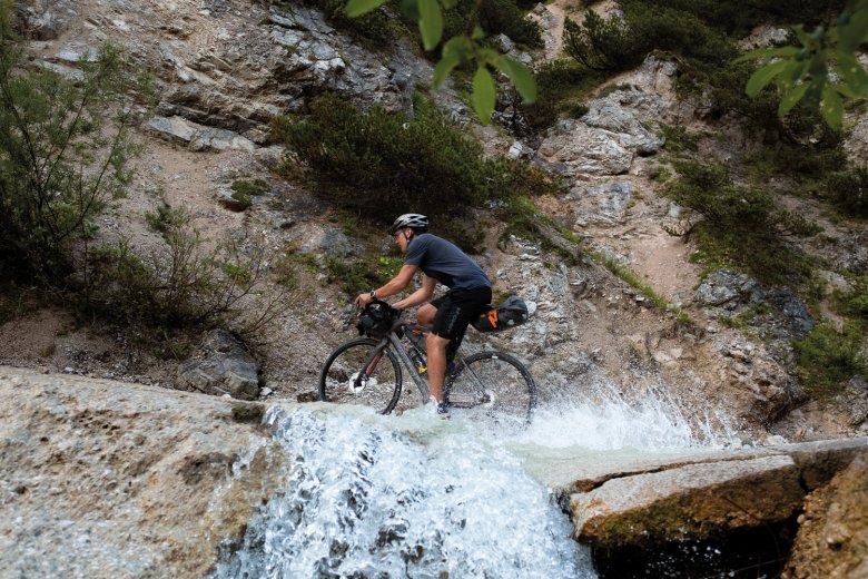 On their way to the Plumsjoch ridge the cyclists have to cross several mountain streams.
