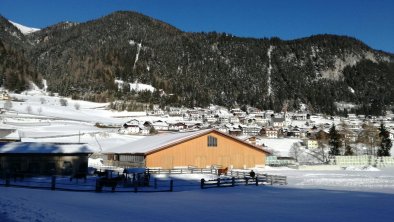 Laufstall in der winterlichen Morgensonne, © E. Eller