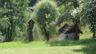 Hergott und Backofen neben dem Haus