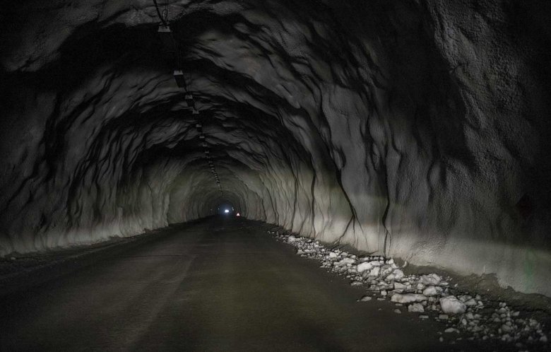 The S&ouml;lden Glacier Road is the highest paved road in the Alps. The 1.8-kilometre-long Rosi Mittermaier Tunnel is the highest road tunnel in Europe. Though it is usually closed in winter, the road was specially opened for the filming of &ldquo;Spectre&rdquo;., © Jörg Koopmann