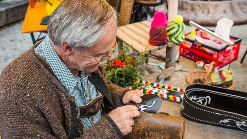 Skilled craftsmen will present their elaborate work at the crafts and farmer’s market in Kirchberg, © TVB Kitzbüheler Alpen - Brixental