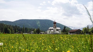 Blumenwiese und Kirche, Region Seefeld, © Region Seefeld
