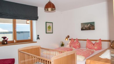 Schlafzimmer IV mit Gitterbett